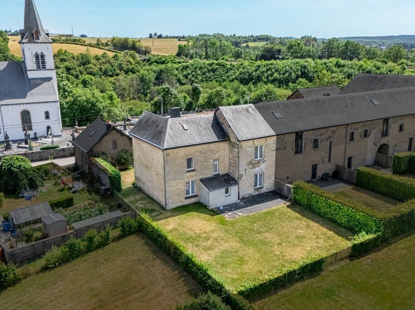 ERA B-LUX stelt deze instapklare voormalige hoeve voor, gelegen in een doodlopende straat, in een rustige en groene omgeving vlak bij Neufchâteau. De