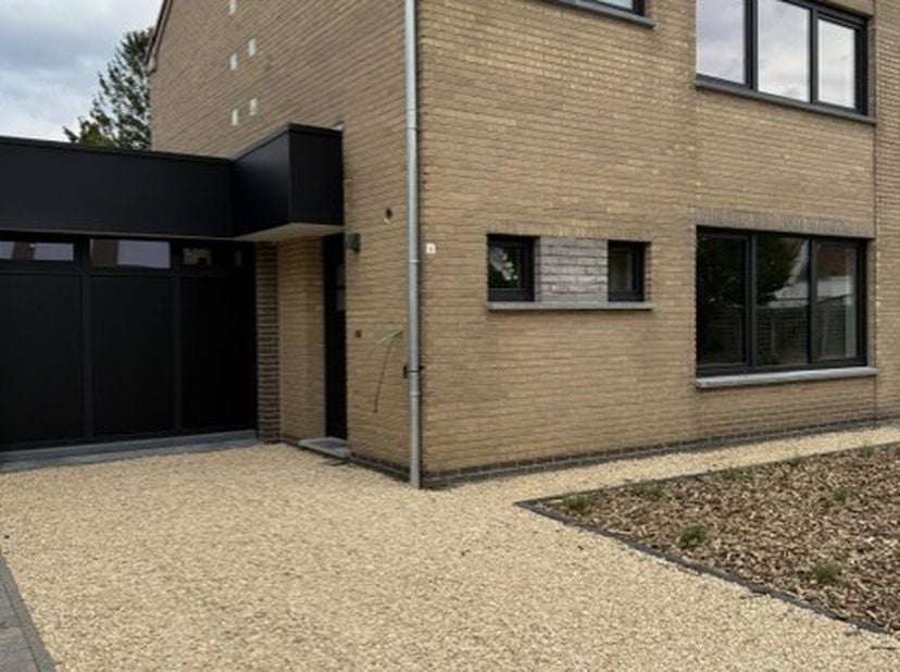 Instapklare, energiezuinige woning in rustige omgeving<br />
<br />
Bent u op zoek naar een moderne, instapklare woning waar u enkel nog hoeft te verh