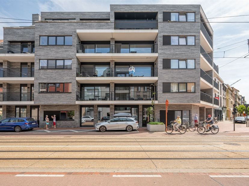 Ontdek dit zeer lichtrijke appartement op de 2de verdieping van de jonge Residentie Breughel, ideaal gelegen dankzij de centrale ligging met winkels,