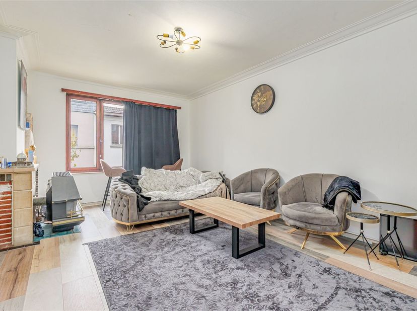 Dit verhuurd 2-slaapkamer appartement is gelegen op een centrale locatie in Antwerpen aan de Van Kerckhovenstraat. <br />
Het appartement is gelegen
