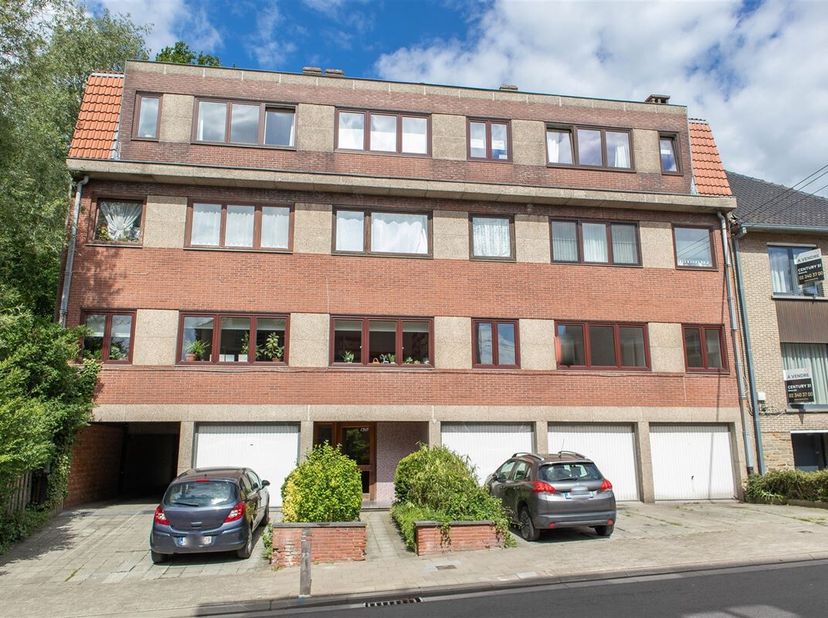 Property One, uw vastgoedpartner in Ukkel, biedt u een licht duplex/penthouse aan, ideaal gelegen in de buurt van winkels, openbaar vervoer (station C