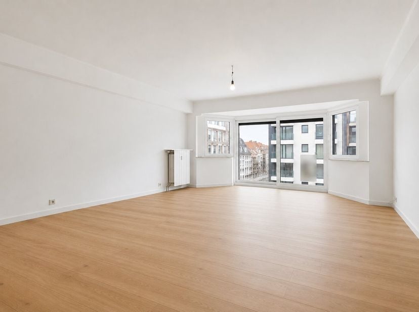 Ce spacieux appartement économe en énergie de 2 chambres est situé au deuxième étage de la résidence « De Post » au cœur du centre-ville de Knokke. L'