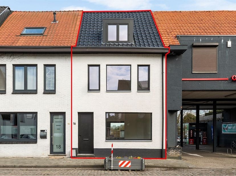 Locatie: <br />
Deze volledig gerenoveerde woning is centraal gelegen in Meer, op wandelafstand van winkels, scholen en openbaar vervoer. Door deze gu