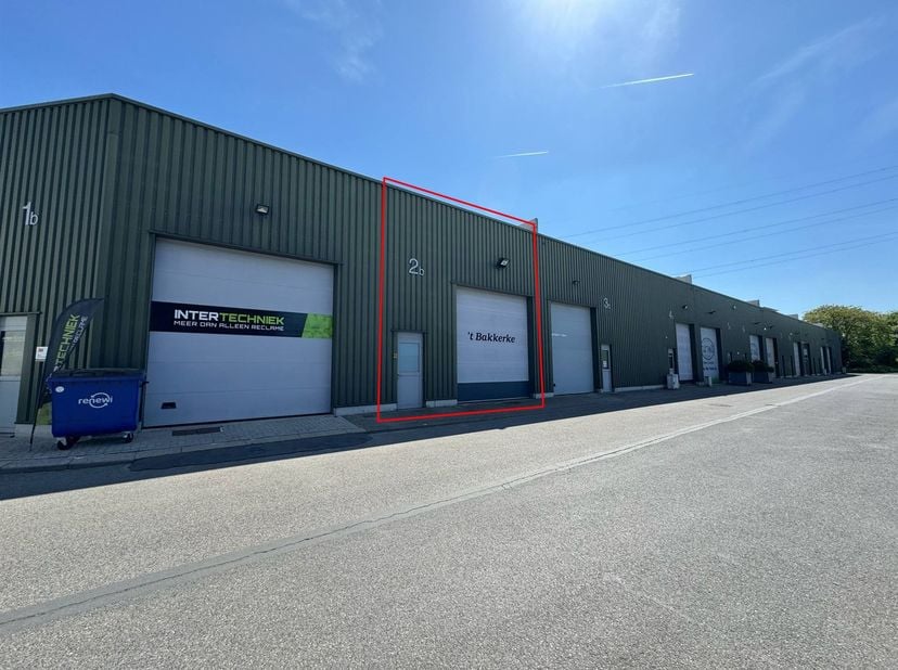 Ruime penthouse/bedrijfswoning van ca. 322 m² met terras. <br />
Magazijn 150 m² optioneel bij aan te kopen.<br />
<br />
Ligging: Deze ruime bedri