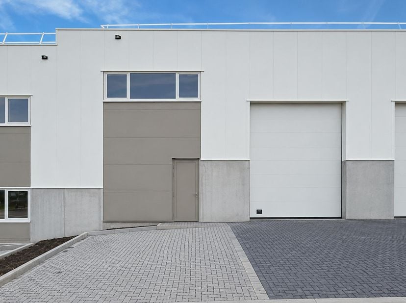 Nivelles à la sortie n°19 de l'autoroute E19 - et E42 (à l'arrière de l'hôtel Van Der Valk et du shopping de Nivelles) <br />
Accès direct à l'autorou