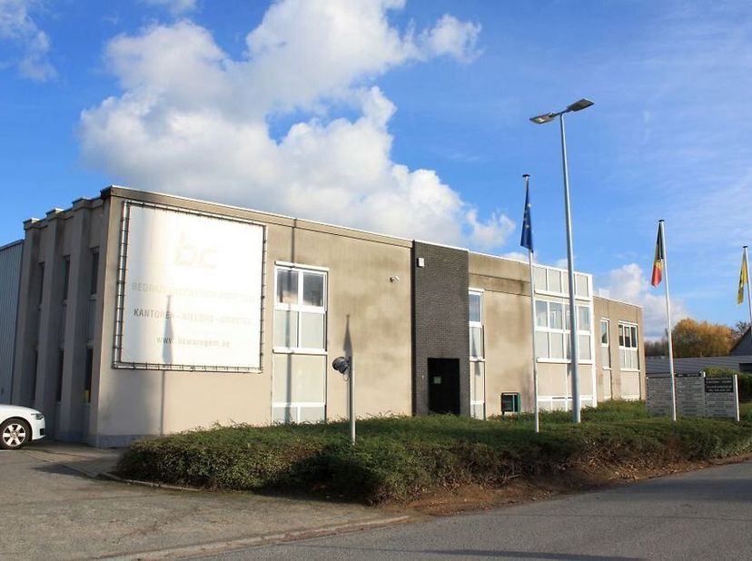 Het betreft een bedrijvencentrum met goed uitgeruste magazijn- en kantoorunits gelegen in de industriezone 'Vijverdam' te Waregem, het op-en afrittenc