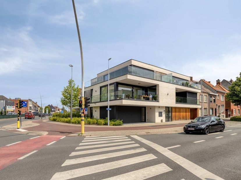 Ce bâtiment commercial récemment construit a une superficie totale d'environ 117 m². Le bâtiment est très économe en énergie (label A, E niveau 17). I
