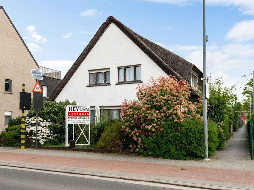 Ruime te renoveren open bebouwing met tal van mogelijkheden op centrale ligging te Brecht. <br />
<br />
Deze ruime woning gelegen aan de Brugstraat