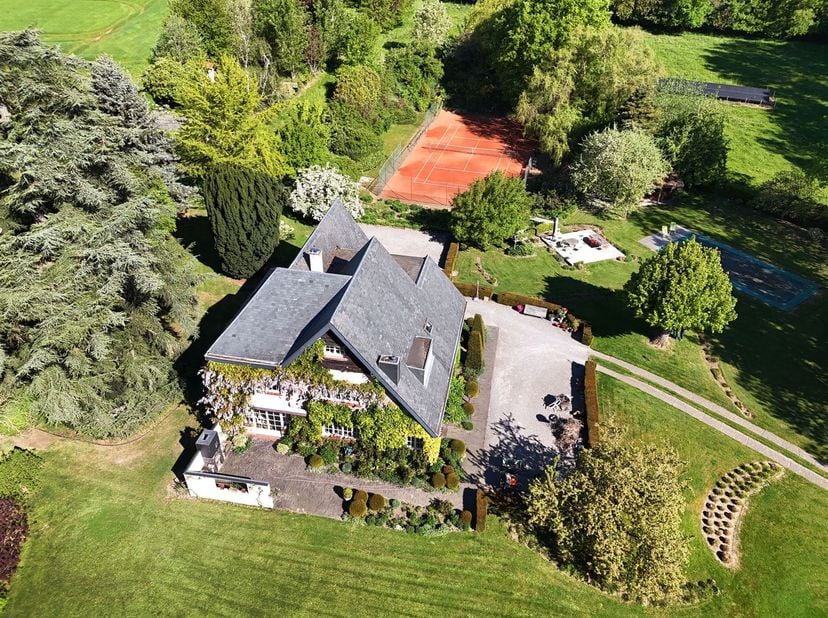 Propriété de charme avec prestations d’exception.<br />
Implantée dans un superbe parc, cette propriété de caractère séduit par ses beaux volumes, so