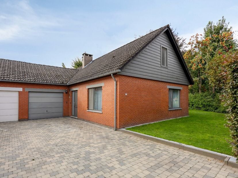 Instapklare woning met 4 slaapkamers te koop in LommelLOMMEL-BARRIER: Verrassend ruime eengezinswoning met 4 slaapkamers en verandaRuime living met ve