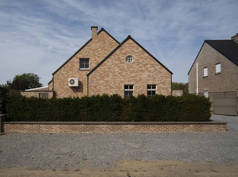Deze ruime en vrijstaande gezinswoning is landelijk gelegen op een diep perceel van maar liefst 28a 66ca in een rustige doodlopende straat nabij enerz