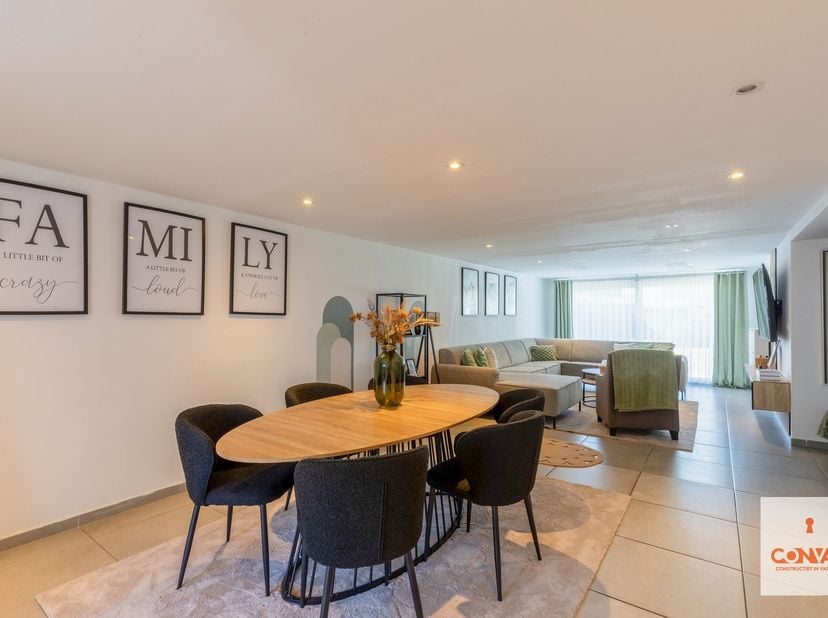 Deze instapklare woning met&amp;nbsp;drie slaapkamers&amp;nbsp;is rustig gelegen op wandel- en fietsafstand van de markt van Deinze.&amp;nbsp;<br />
<br />
Via de