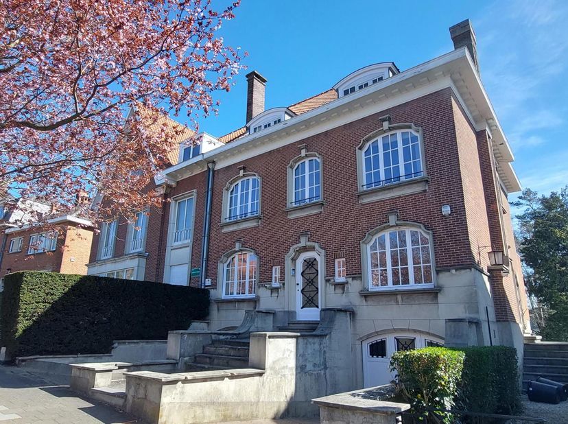 WOLUWE-SAINT-PIERRE, een aangename woonwijk (Chant d'Oiseau) en dicht bij Montgomery (metro)! Prachtig HUIS (6 slaapkamers/5 badkamers) van 320m&amp;sup2;