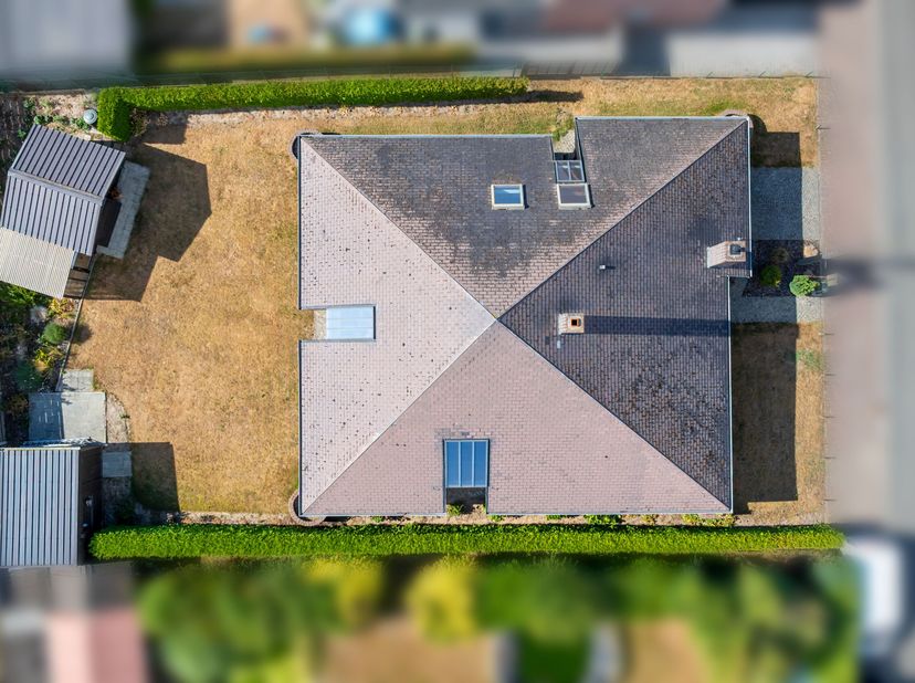Deze architecturale en alleenstaande woning wordt u te koop aangeboden op een rustige, doch centrale ligging.<br />
Bij het betreden van deze woning k