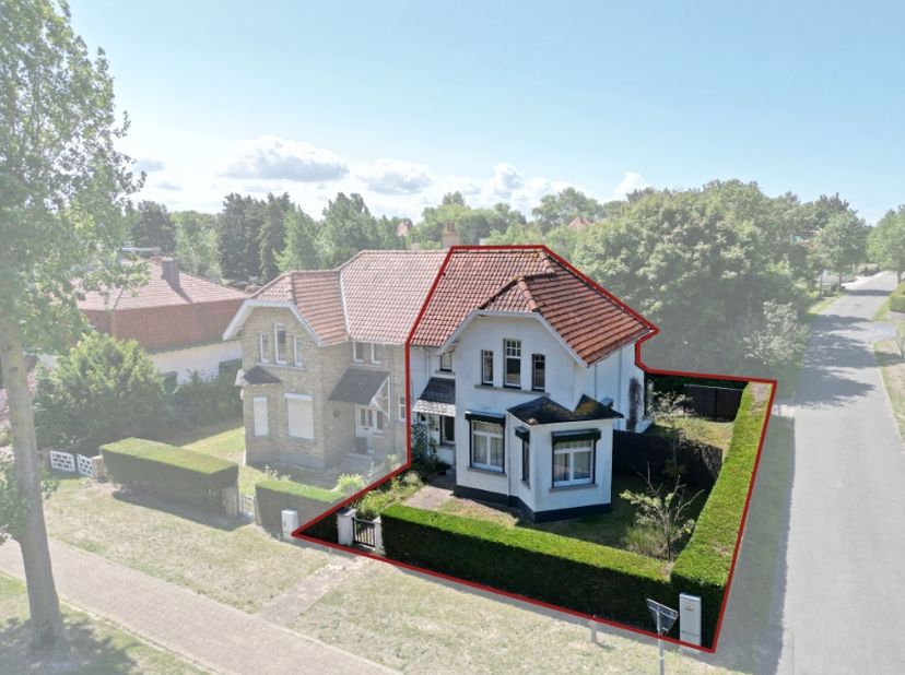 Gelegen langs de Leopold II Laan, op wandelafstand van de zee en het centrum, vinden we deze charmante koppelwoning.&amp;nbsp;<br />
<br />
De woning is p