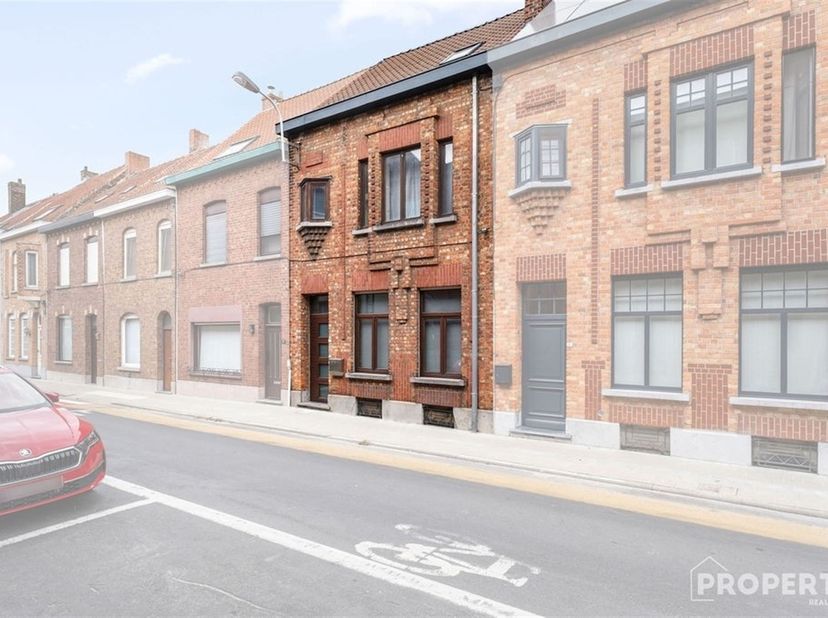 Welkom bij deze karaktervolle woning vlakbij het centrum Zwevegem. Dit te renoveren huis combineert authentieke charm met functionele mogelijkheden en