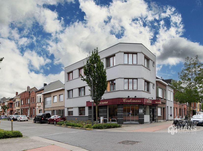 Opbrengsteigendom bestaande uit handelshuis met woonst en aanpalende bel-etage/appartement in Merksem. <br />
Op een centrale locatie in Merksem bevi
