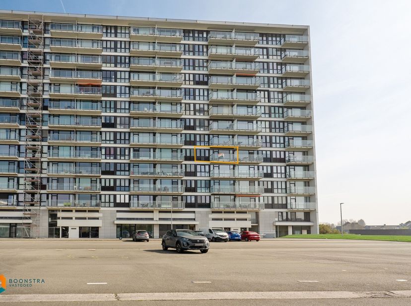 Op een uitstekende locatie te Bredene bevindt zich, op de 5de verdieping, dit gezellige appartement met twee slaapkamers en terras met uitzicht op de