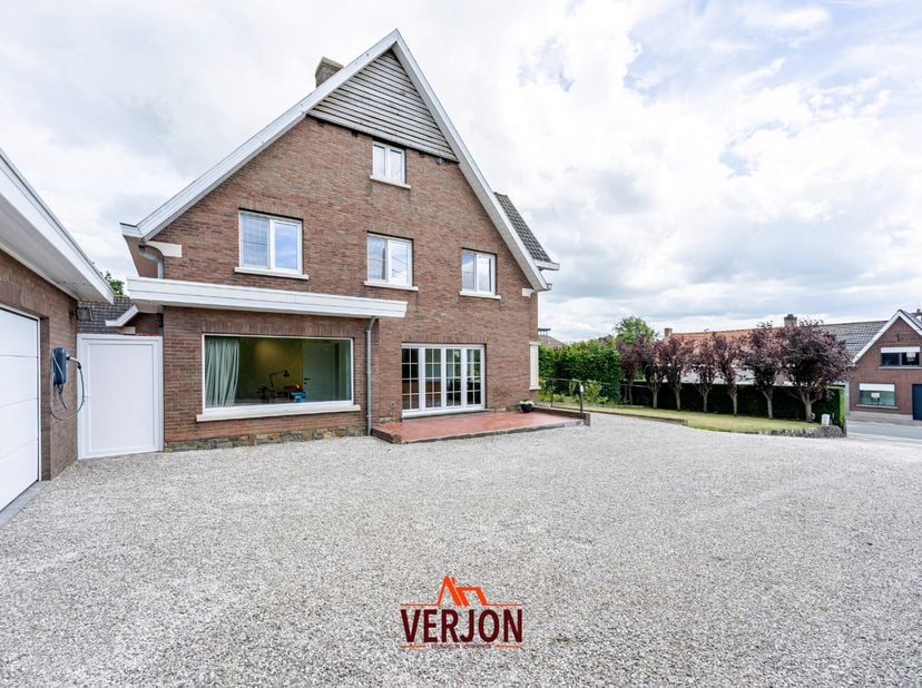 KIJKDAG 27/06/2026 van 13:30 tot 14:30 uur!<br />
<br />
Op zoek naar ruimte, comfort en een prachtige tuin? Dan zal deze verrassend ruime woning nabi