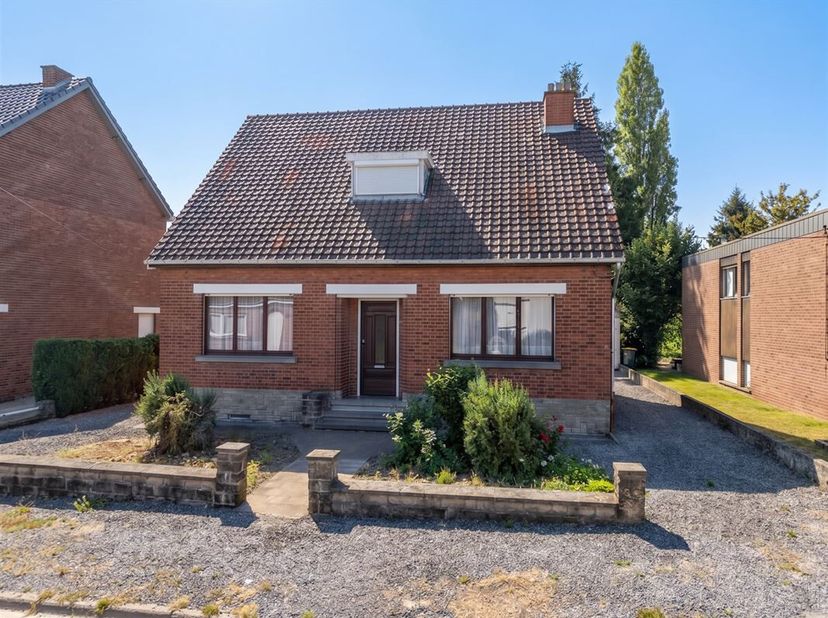 Jolie villa 4 façades de 1956, érigée sur une parcelle de 5 ares 19ca, sise dans une rue paisible dHyon (sens unique). <br />
Cette maison semi plain
