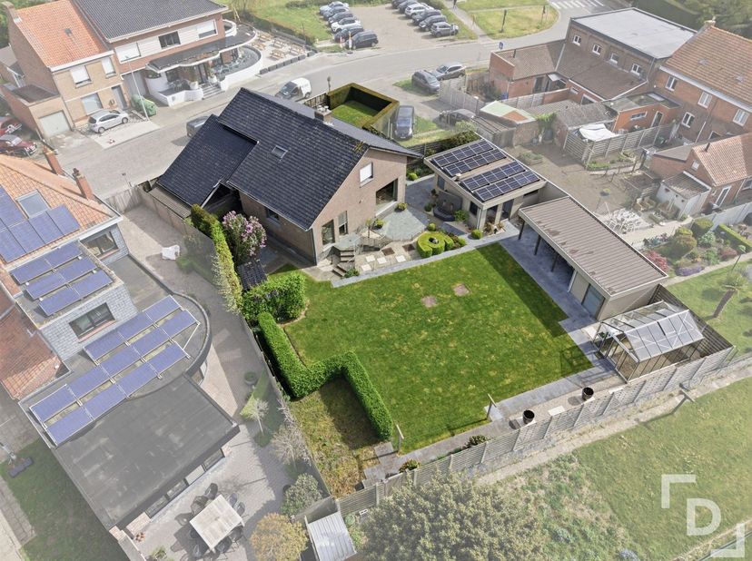 In de Dekemelelaan te Boezinge vinden we deze statige villa op een perceel van 903m² en een ruime bewoonbare oppervlakte van 302m².<br />
Deze woning