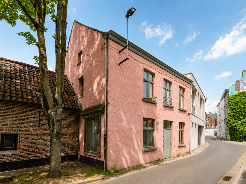 Ligging<br />
Deze interessante opbrengsteigendom is gelegen in het charmante Huidevetterken, een rustige straat op wandelafstand van het historische