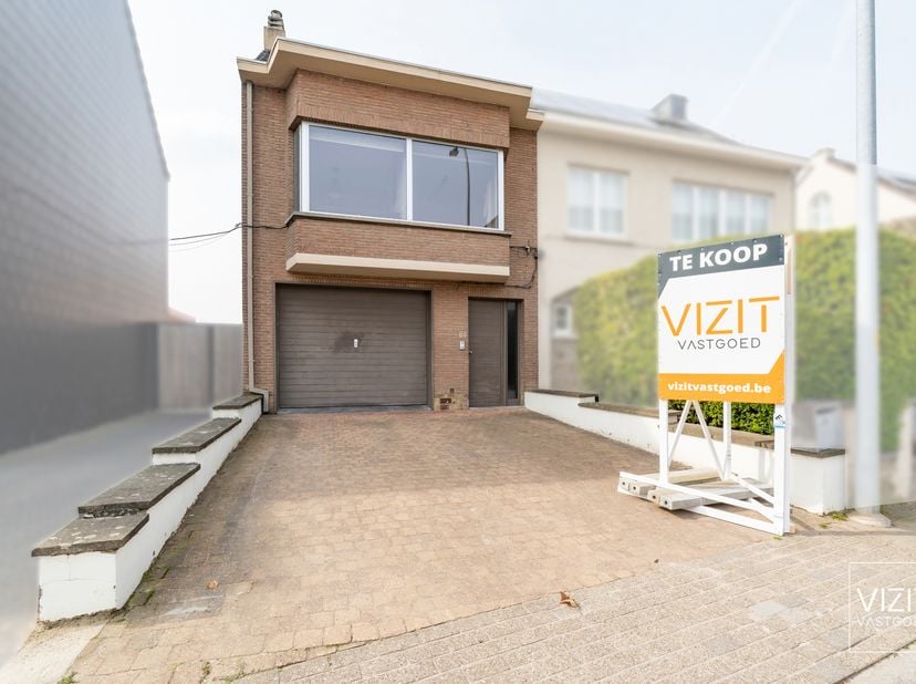 Deze instapklare woning is gelegen nabij het centrum van Ninove. Op het gelijkvloers vindt u een inkomhal, een ruime keuken, een wasplaats, toilet en