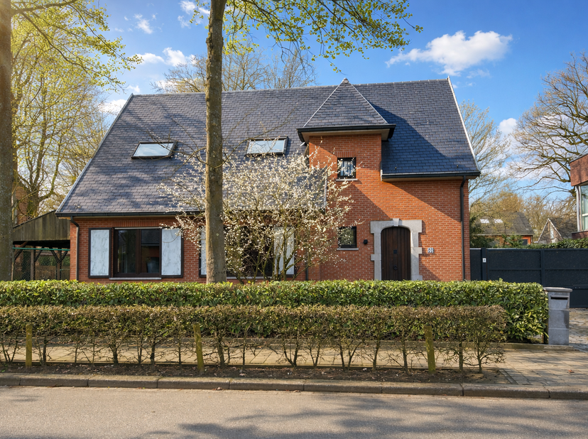 Op een uitstekende ligging in Ekeren, aan de Jos Craeybeckxlaan 22, bevindt zich deze gerenoveerde instapklare, vrijstaande woning die uitblinkt in ru
