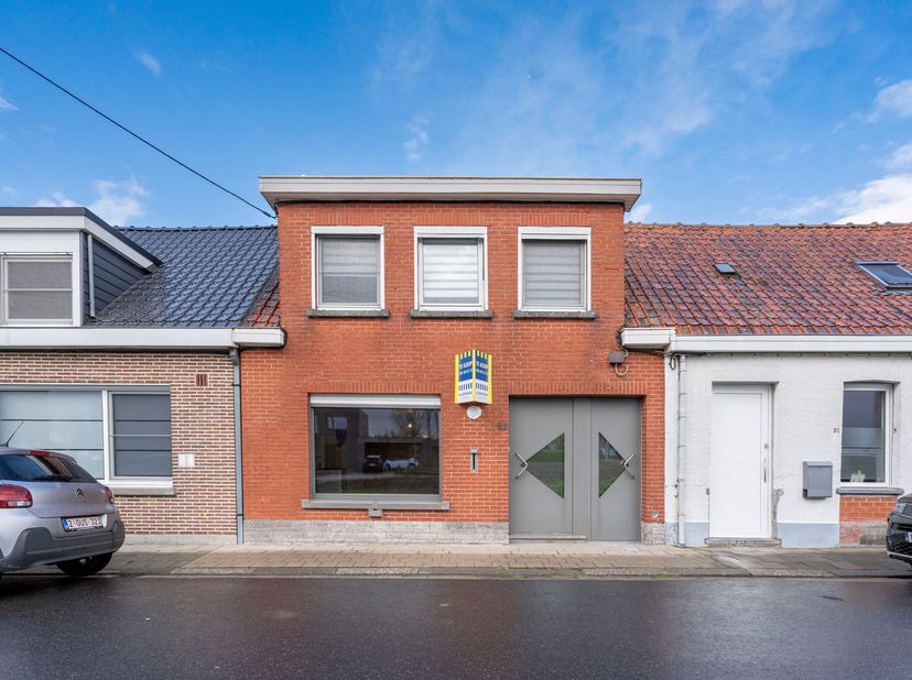Deze woning combineert het beste van twee werelden: u geniet van een panoramisch zicht op de velden aan de voorzijde, terwijl alle belangrijke voorzie