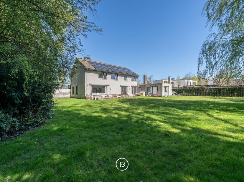 Cette maison familiale spacieuse et pratique est située dans le très prisé quartier de Grote Thems et offre un cadre de vie qualitatif au cur dun envi