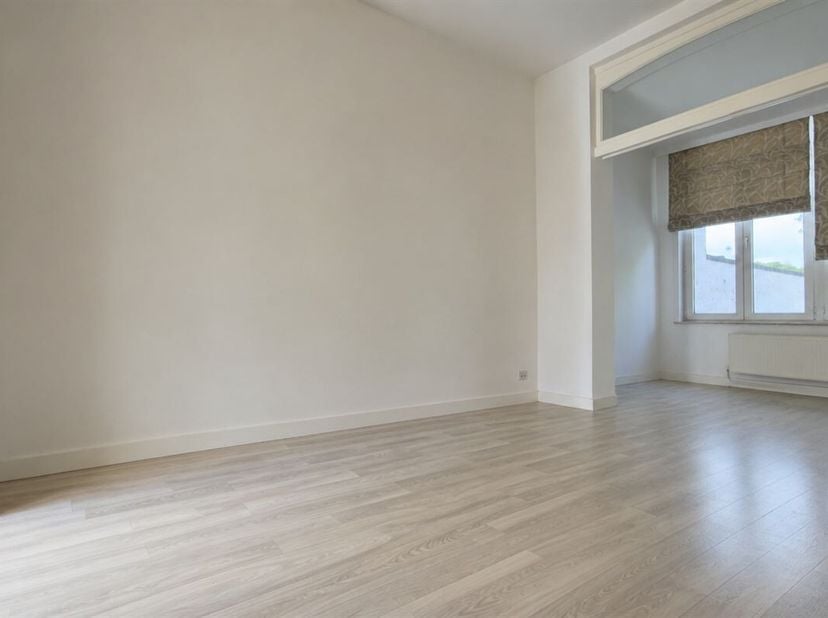 Idéalement situé, cet appartement se trouve à seulement 15 minutes à pied de la Grand-Place.<br />
Ce superbe duplex dispose, au premier niveau, d'une
