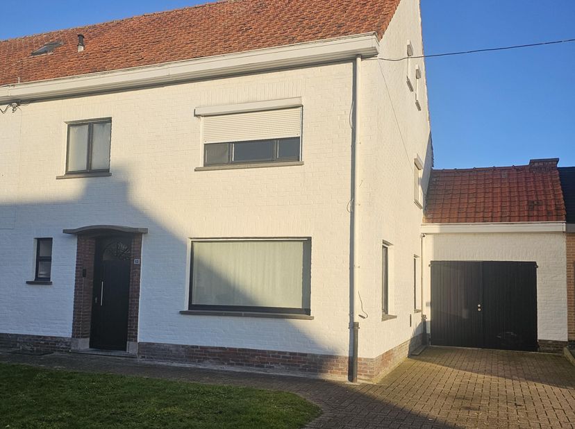 Bent u op zoek naar een woning met een ziel, een enorme tuin en de kans om alles volledig naar uw eigen hand te zetten? Deze halfopen bebouwing in de