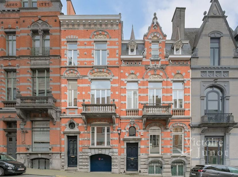 Victoire-Junot biedt u in het hart van Etterbeek, in de prestigieuze omgeving van de Place Stéphanie en de Avenue Louise, een uitzonderlijk gemeubilee