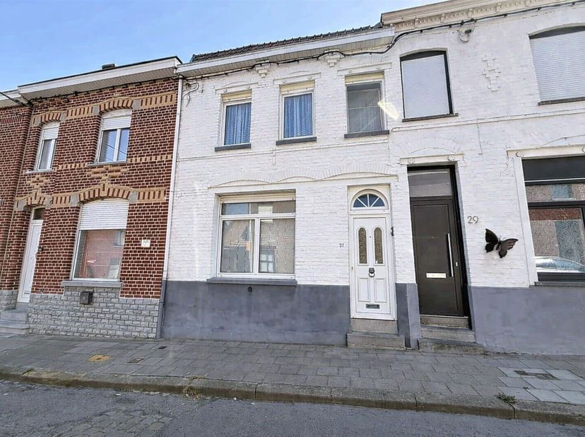 Maison à rénover située dans le secteur de Luingne. <br />
Elle se compose d'un hall d'entrée menant à un living, avec la possibilité d'y créer une c