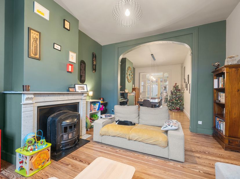 Ideaal gelegen op een steenworp van het stadscentrum van Doornik, bestaat deze prachtige karakterwoning in "Horta"-stijl, gerenoveerd en met royale wo