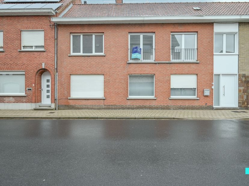 Dit goed onderhouden appartement met twee slaapkamers bevindt zich op de eerste verdieping en heeft een totale bewoonbare oppervlakte van ca. 158 m² (
