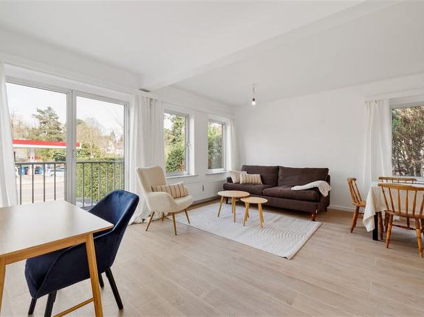 Prachtig gerenoveerd appartement te huur in Tervuren . Volledig op het gelijkvloers gelegen.<br />
Inkomhal (3m²), woonkamer (23m²), eetkamer (10m²),