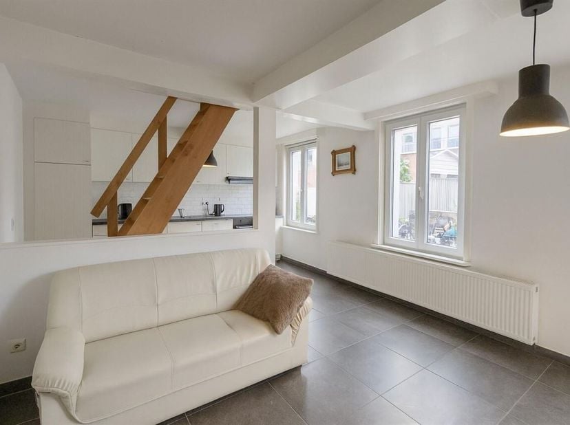 Uniek opbrengsteigendom of ideale eerste woonst van 65 m² op een absolute toplocatie in Lier! Via de inkom kom je onmiddellijk in de gezellige leefrui