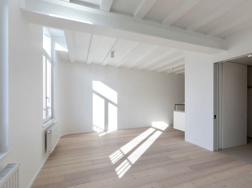 Dit prachtige, ruime, moderne en lichte appartement in een klein gebouw (slechts 2 appartementen) gebouwd in 2018 geniet van een uitzonderlijke locati