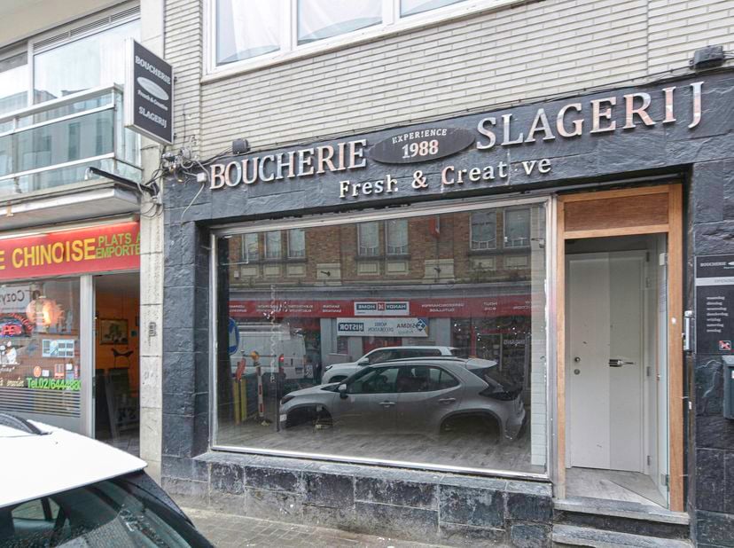 Maxime Real Estate biedt een gelijkvloers handelsruimte met een mooie vitrine aan.<br />
Gelegen in Etterbeek, geniet dit pand van een uitstekende lig