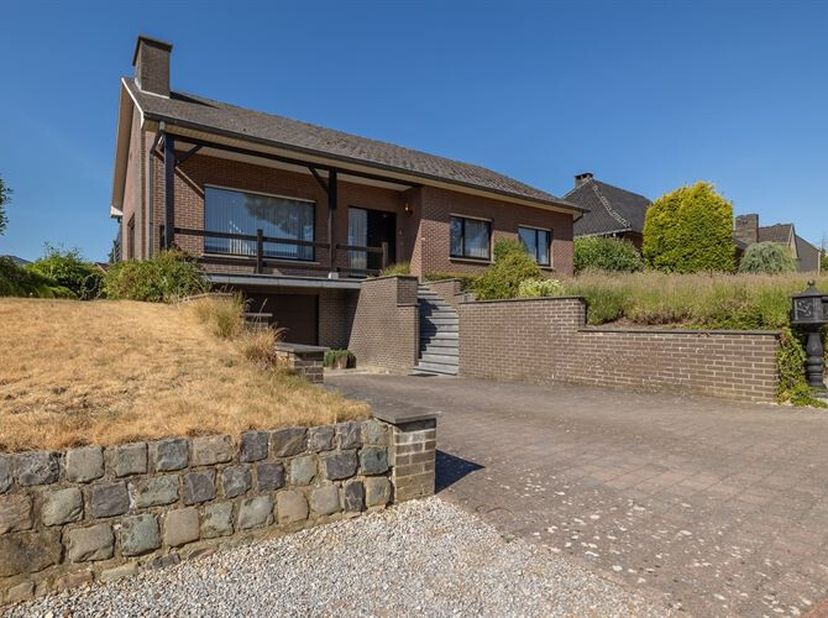 Vrijstaande gelijkvloerse woning, EPC D, 3 slpks op 9a42 met ruime kelder en inpandige garage<br />
Deze verzorgde vrijstaande woning is gelegen op ee