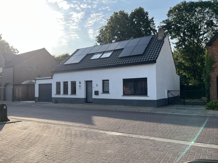 Ontdek deze sfeervolle en gerenoveerde woning in het geliefde Elversele grenzend aan Waasmunster.  Met 4 ruime slaapkamers, een open keuken, 2 badkame