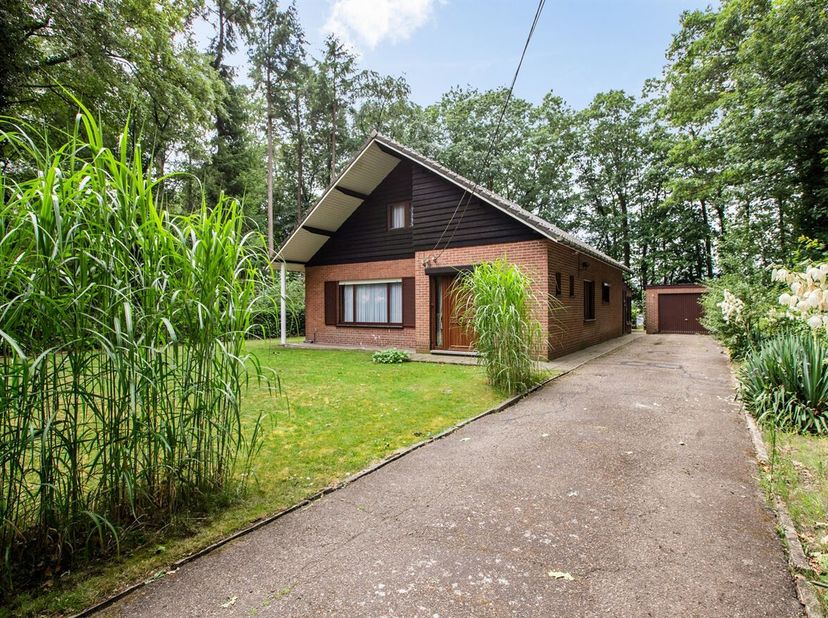 De woning is gelegen in een zeer rustige, doodlopende straat op een uitzonderlijke locatie in het groen. Hier geniet u van maximale rust en privacy, t