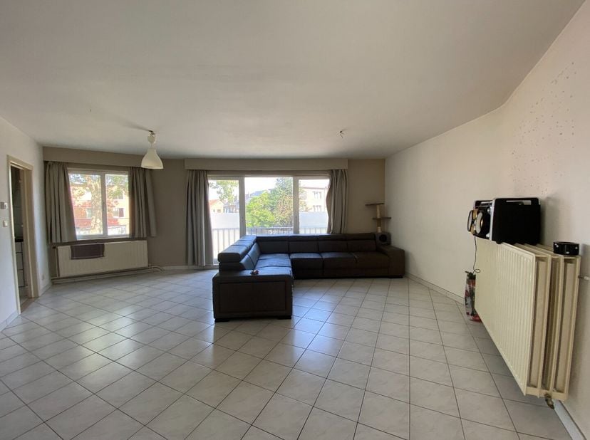 Gezellig appartement 1°Verdieping gelegen te Runkst op wandelafstand van het station en stadscentrum. Bestaande uit hall, living, keuken (kasten, inox