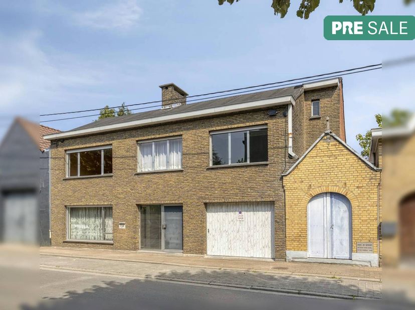Cette maison est proposée en prévente. Le samedi, entre 10 h et 12 h, vous pouvez visiter cette maison à vendre à Roulers sur rendez-vous et faire une