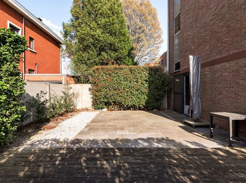 Instapklare woning met twee appartementen, tuin en garages<br />
Ligging:<br />
In de sfeervolle Bouwkunststraat in Wilrijk staat deze tweewoonst te k
