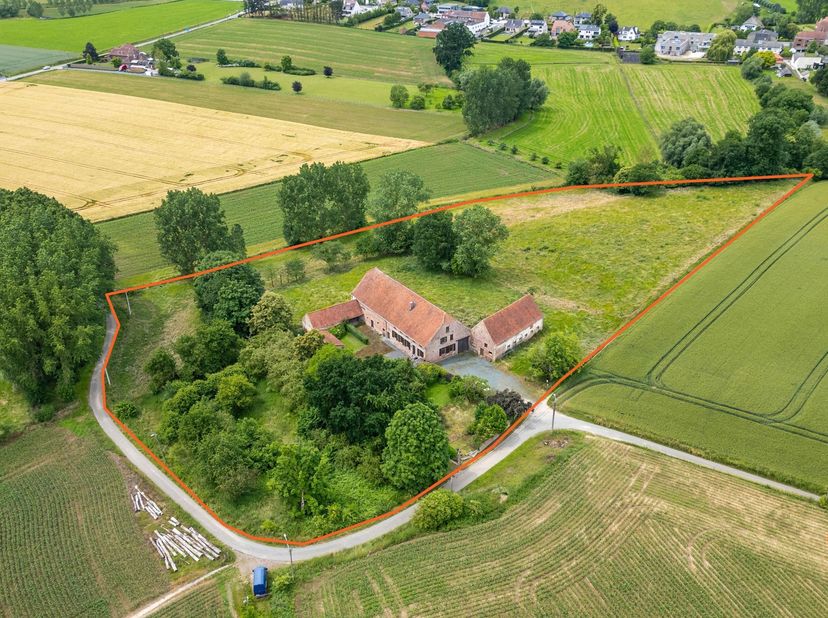 VOLLEZELE - Uniek gelegen karakterhoeve op ca. 2,4ha, omringd door rust en natuur<br />
Midden in het glooiende landschap van Vollezele, volledig omri