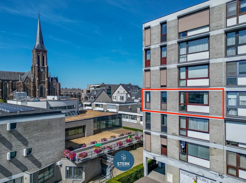 APPARTEMENT MET EPC LABEL B IN HET CENTRUM VAN LANAKEN ! <br />
<br />
We vinden dit appartement met een bewoonbare oppervlakte van 93 m² terug op een