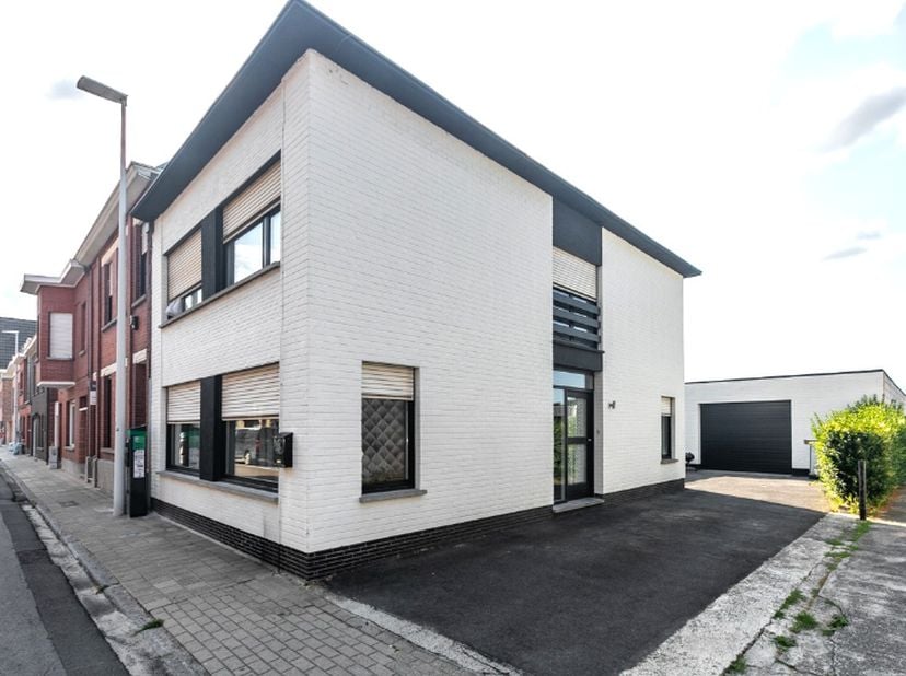 Bent u op zoek naar de perfecte balans tussen comfortabel wonen en professionele of hobbymatige ruimte?<br />
Deze centraal gelegen eigendom aan de Mu