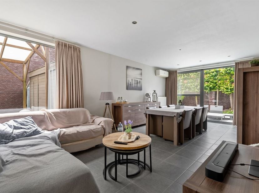 Dans un quartier résidentiel extrêmement calme et accueillant pour les enfants, vous trouverez cette maison individuelle de 2007 prête à être emménagé